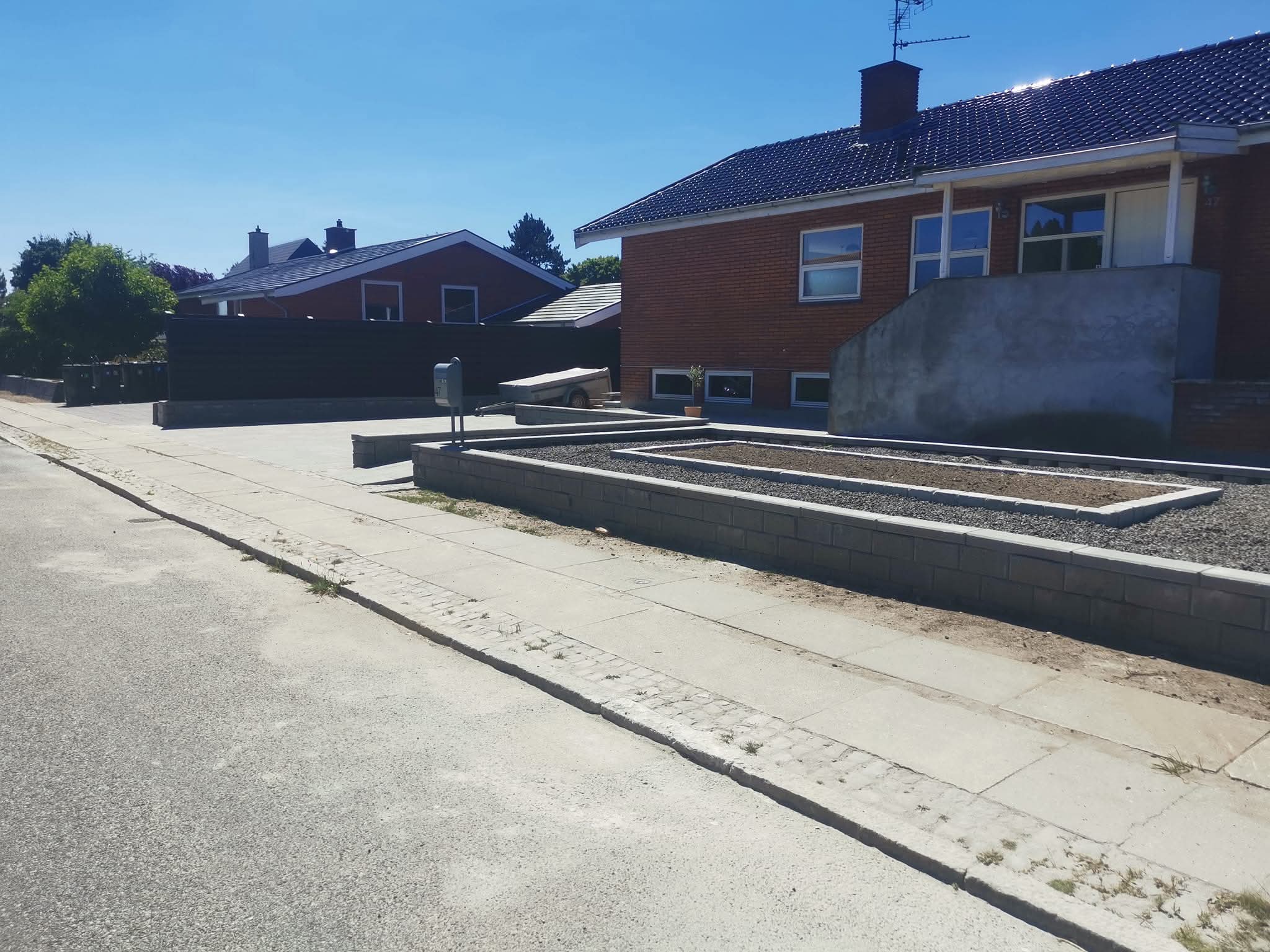 Forhaven efter lægning af fliser